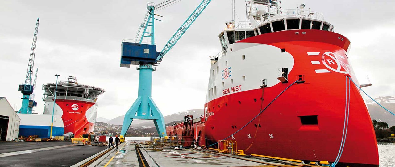 Passages de câbles et de tuyauteries pour navires de soutien offshore