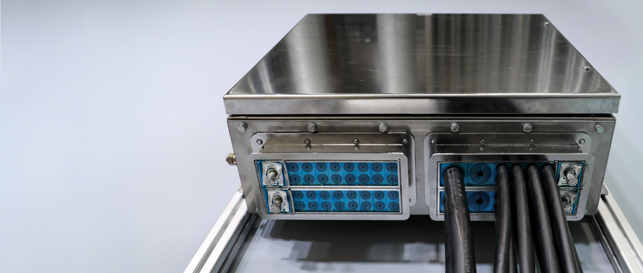 制御盤や電気設備筐体の配線孔向けエントリーシール