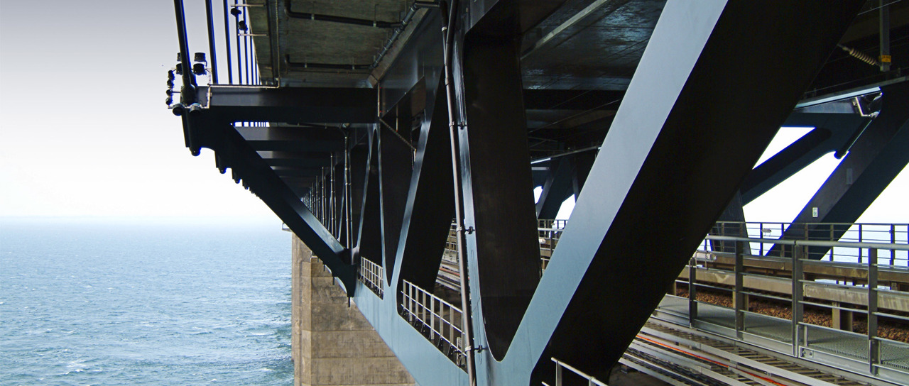 Seals for road tunnels and bridges