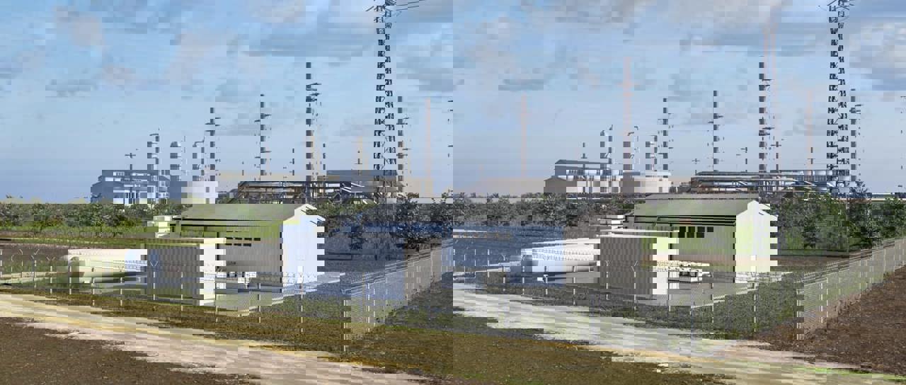 Cable and pipe seals for hydrogen plants