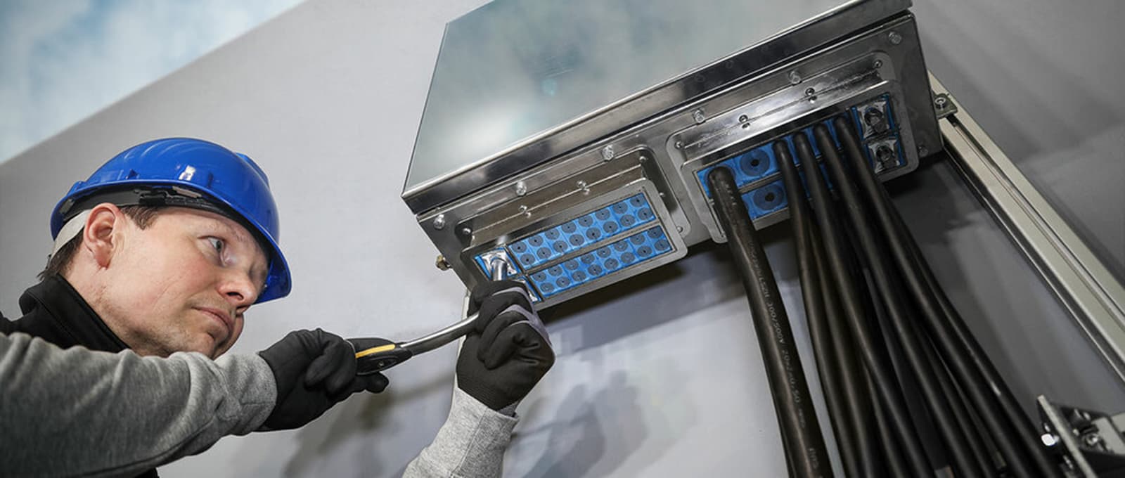 Installation of Roxtec sealing solutions