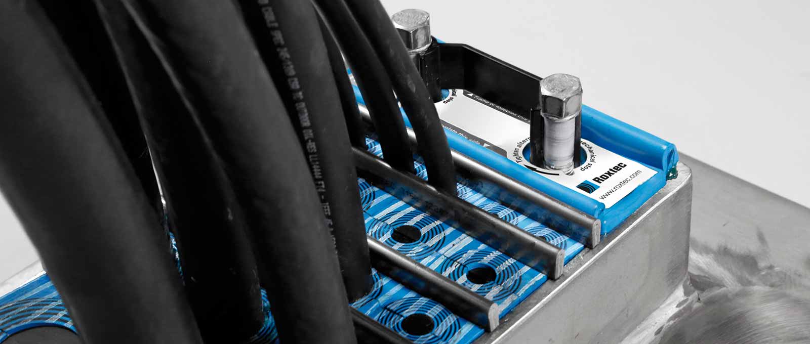 Etanșări Roxtec pentru ecranare electromagnetică