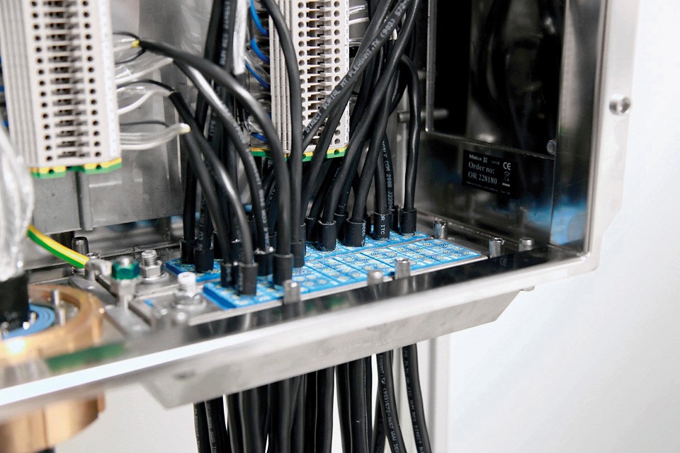 Seals for bonding and grounding ensure electrical safety | Roxtec Inc US