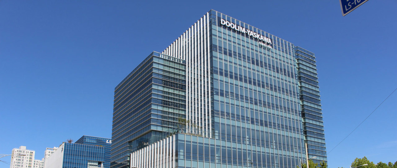 Tailored cable seals for painting robots