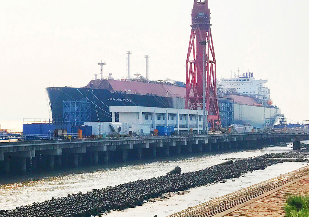 Roxtec transits ensure EMI protection on new LNG carriers | Roxtec Global