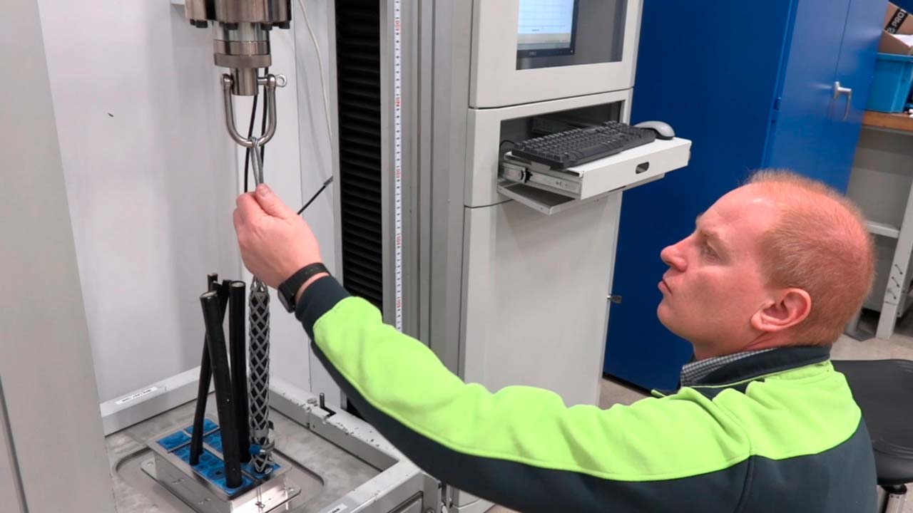 Privi&#x21B;i cum se testeaz&#x103; reten&#x21B;ia cablurilor