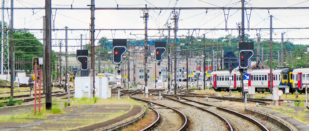 Vedações de cabos, tubulações e conduítes para infraestrutura ferroviária